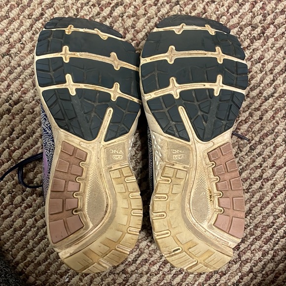WOMENS SNEAKERS- Brooks running/athletic shoes - Picture 3 of 3